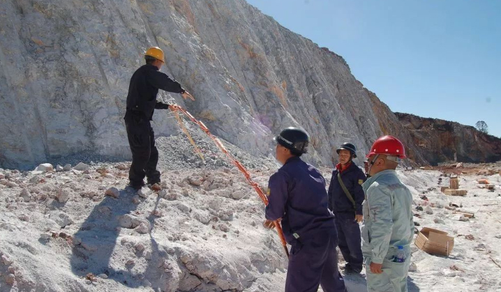 Keuntungan dari film plastik komposit eksplosif emulsi